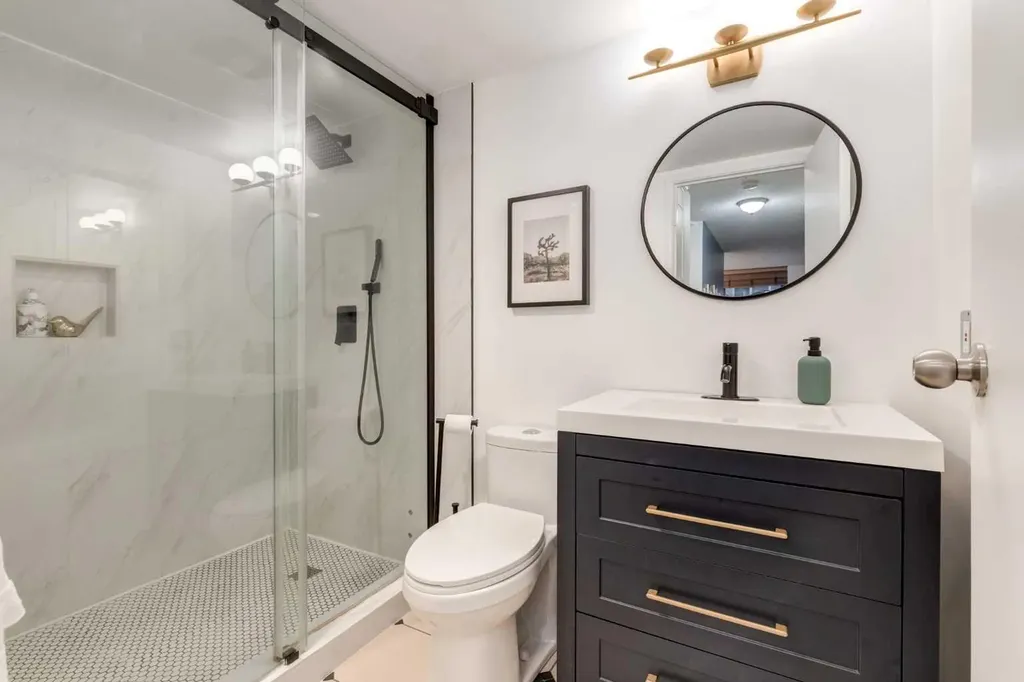 718 12 Avenue SW Calgary AB T2R 0H7