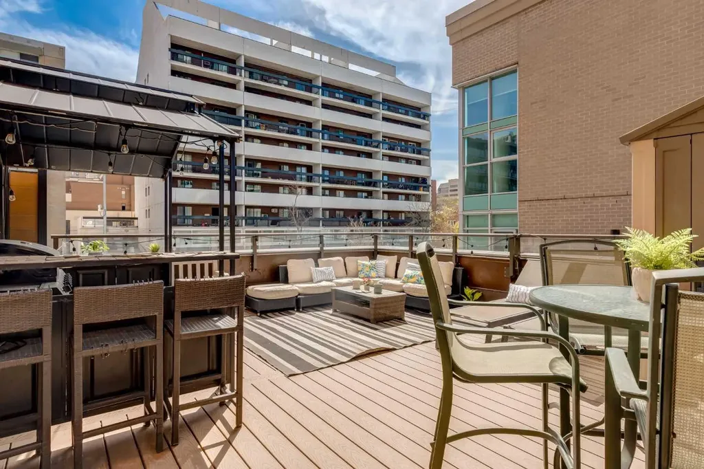 718 12 Avenue SW Calgary AB T2R 0H7