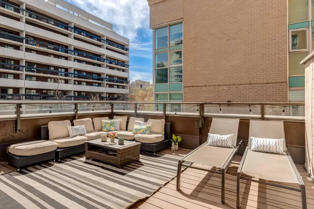 718 12 Avenue SW Calgary AB T2R 0H7