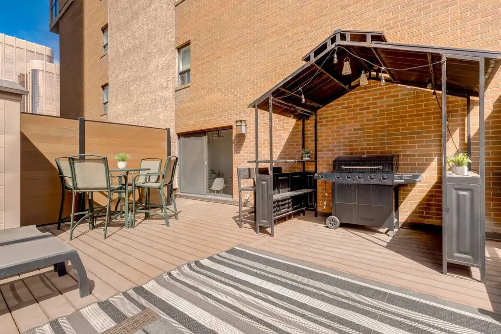 718 12 Avenue SW Calgary AB T2R 0H7
