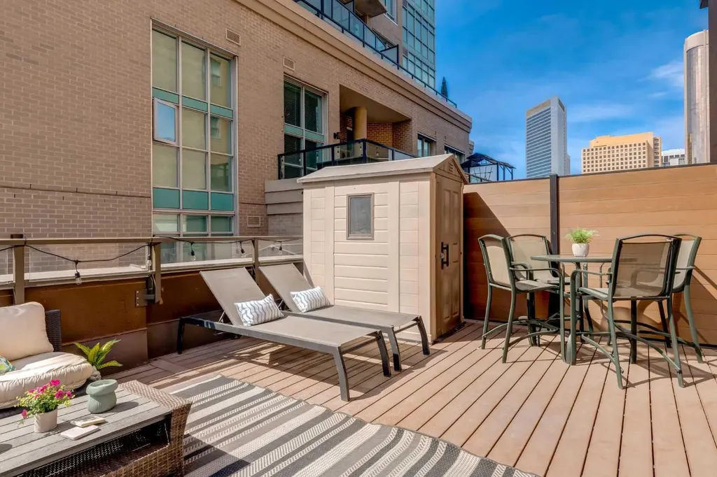 718 12 Avenue SW Calgary AB T2R 0H7