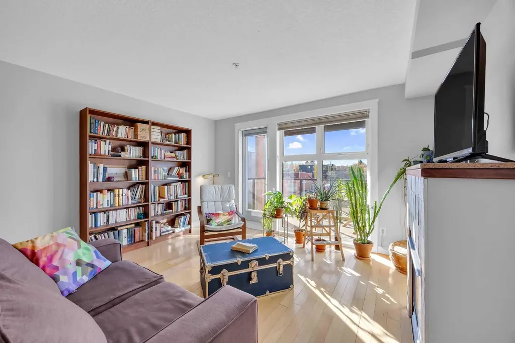 725 4 Street NE Calgary AB T2E 3S7