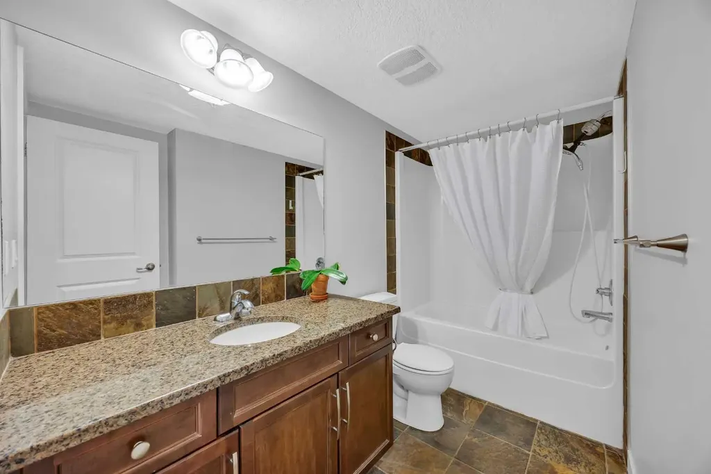 725 4 Street NE Calgary AB T2E 3S7