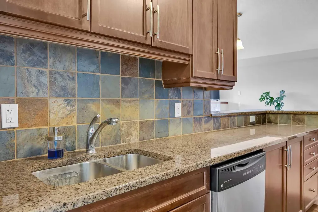 725 4 Street NE Calgary AB T2E 3S7