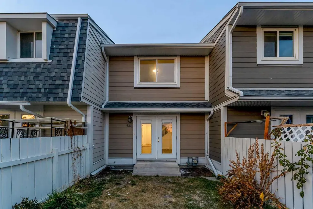 429 Georgian Villas NE Calgary AB T2A 7E3