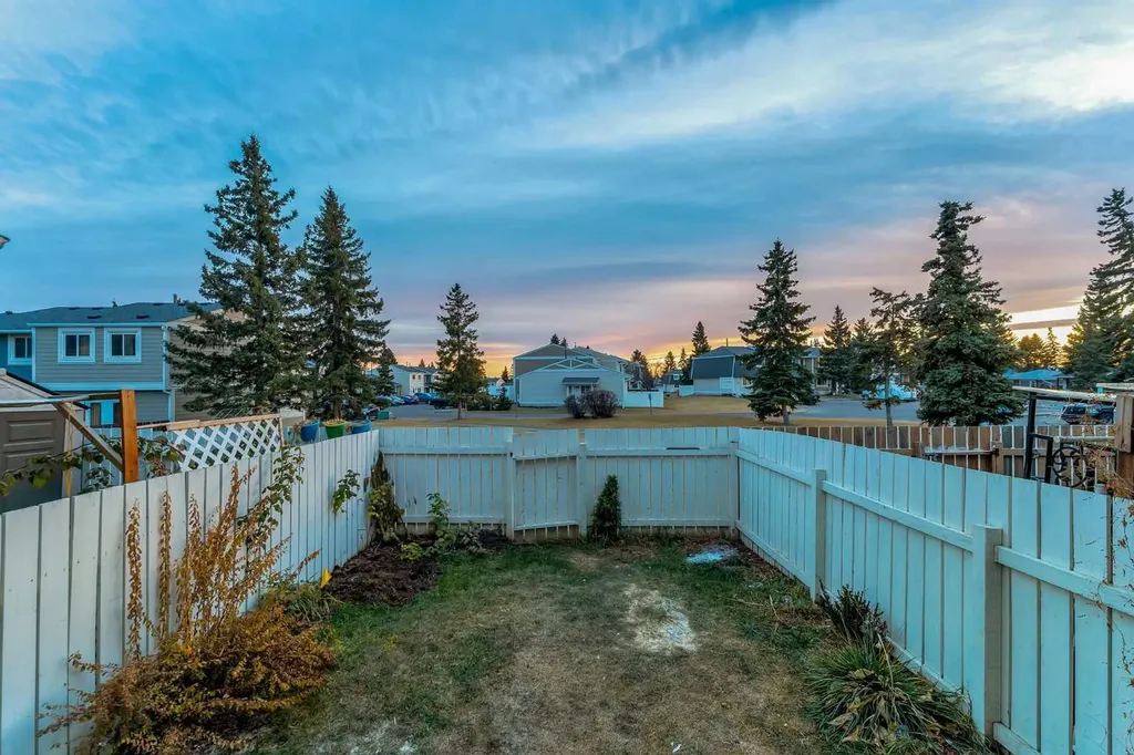 429 Georgian Villas NE Calgary AB T2A 7E3