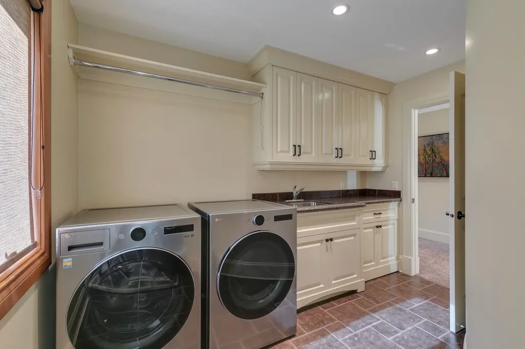2609 7 Avenue NW Calgary AB T2N 1A6