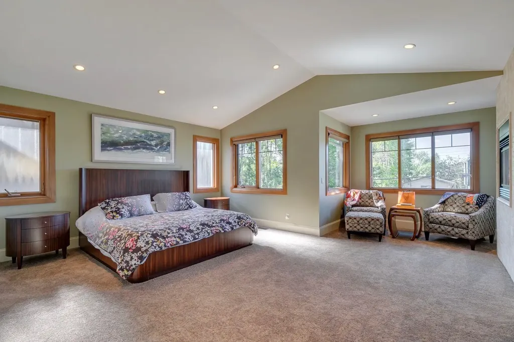 2609 7 Avenue NW Calgary AB T2N 1A6