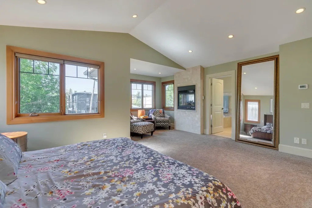 2609 7 Avenue NW Calgary AB T2N 1A6