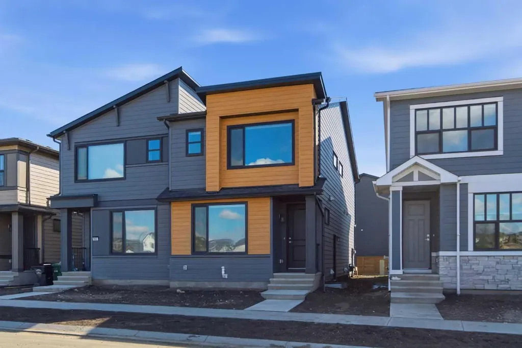 107 Royston Way NW Calgary AB T3L 0M4