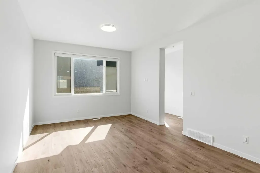 107 Royston Way NW Calgary AB T3L 0M4