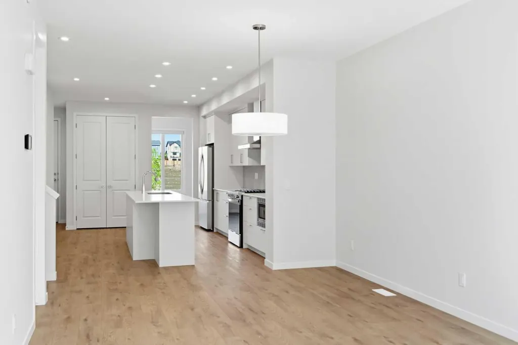 107 Royston Way NW Calgary AB T3L 0M4