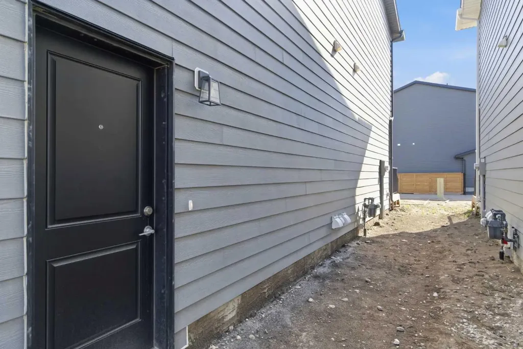 107 Royston Way NW Calgary AB T3L 0M4