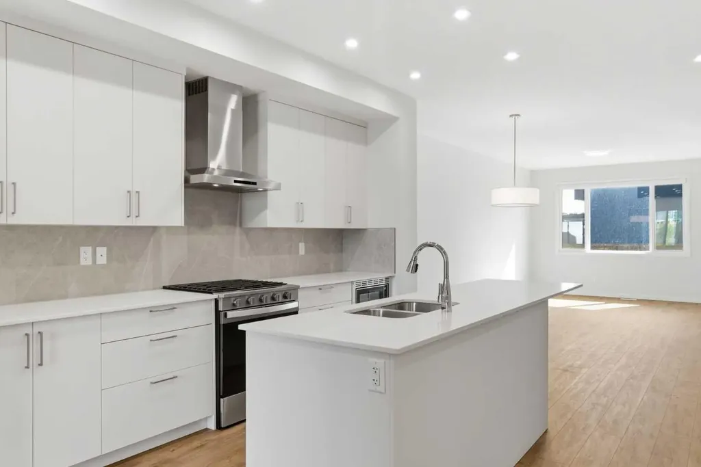107 Royston Way NW Calgary AB T3L 0M4