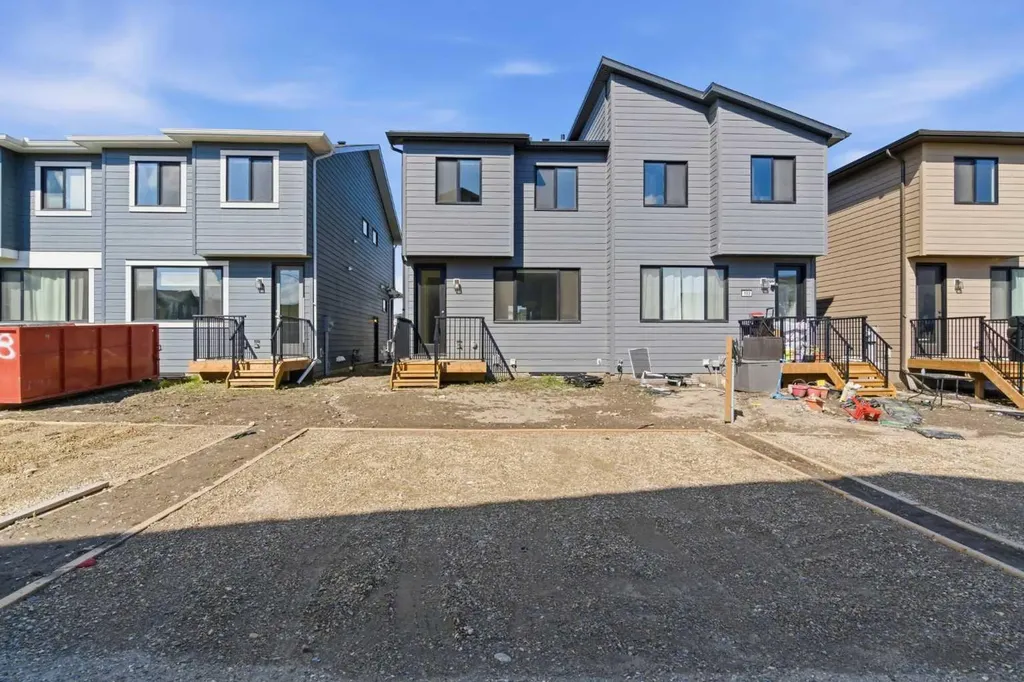 107 Royston Way NW Calgary AB T3L 0M4