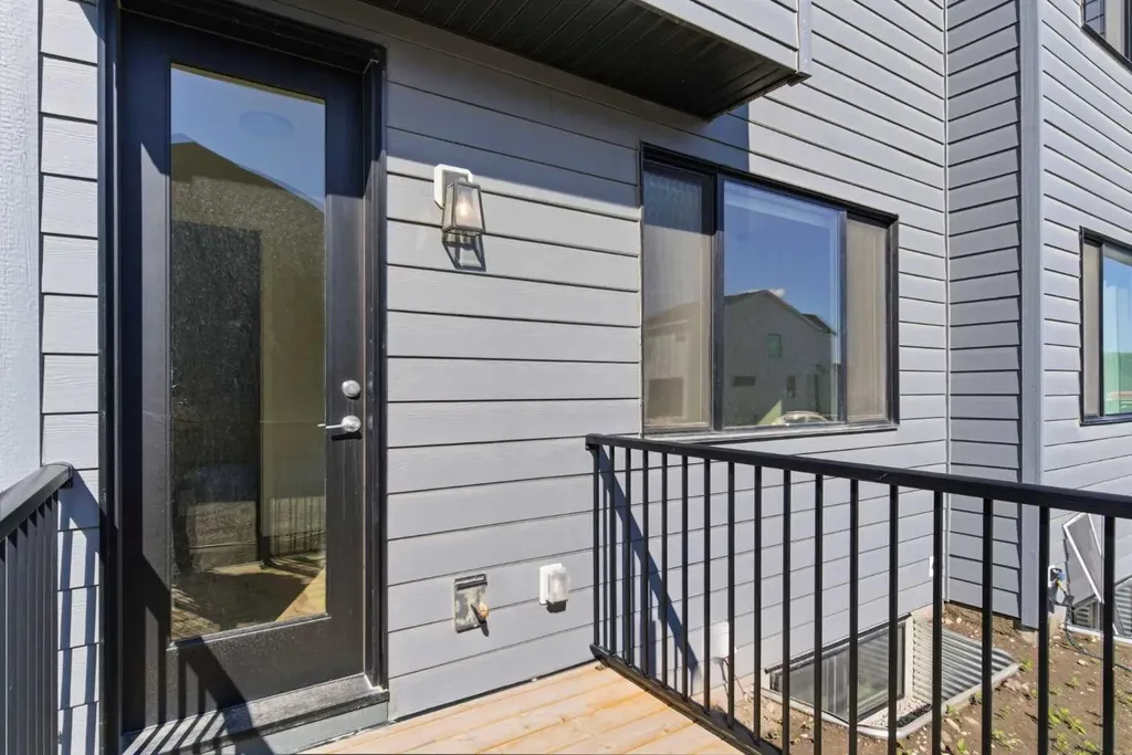 107 Royston Way NW Calgary AB T3L 0M4