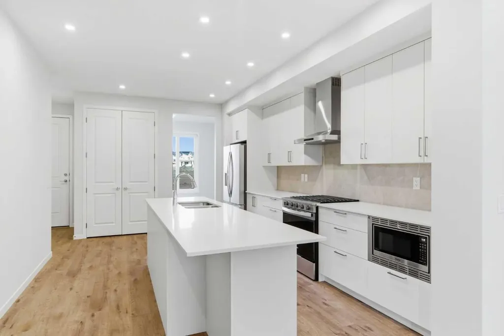 107 Royston Way NW Calgary AB T3L 0M4