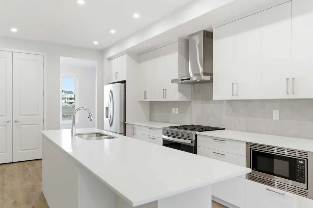 107 Royston Way NW Calgary AB T3L 0M4