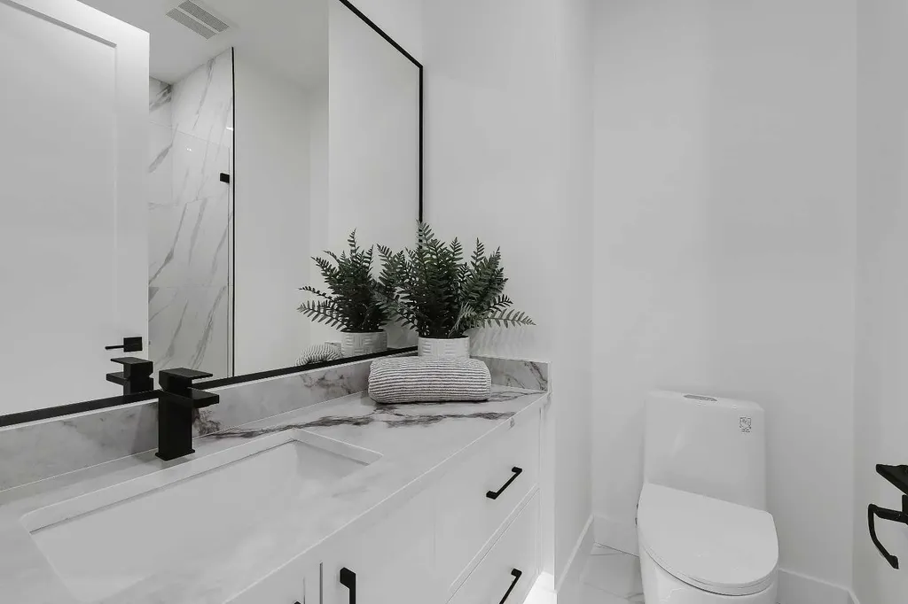 2720 5 Avenue NW Calgary AB T2N 0T8
