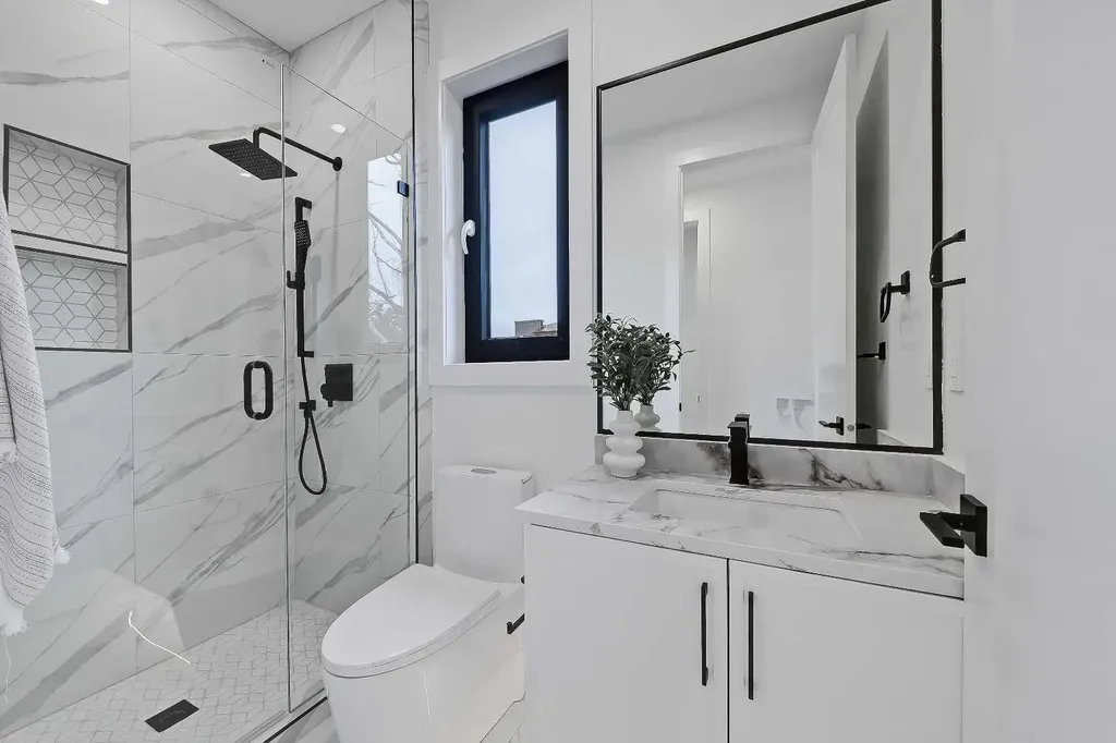 2720 5 Avenue NW Calgary AB T2N 0T8