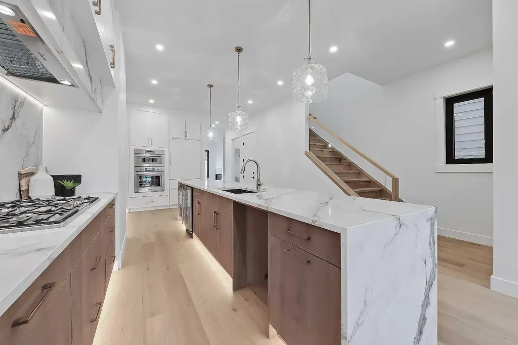 2720 5 Avenue NW Calgary AB T2N 0T8