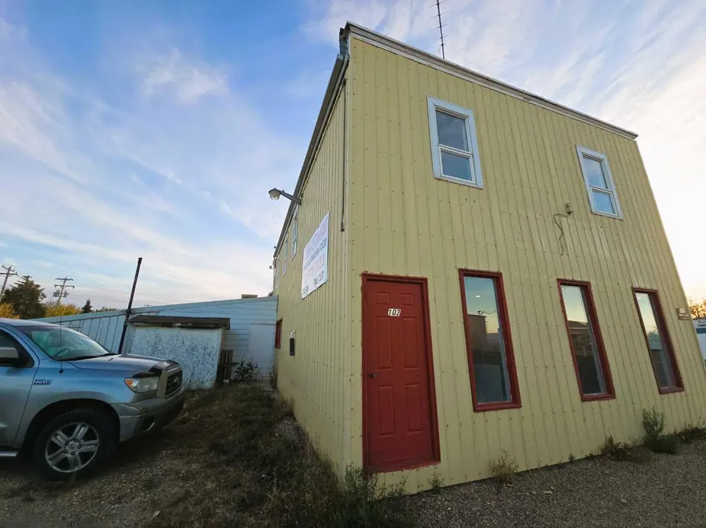 102 Railway Avenue E Duchess AB T2E 0Z0