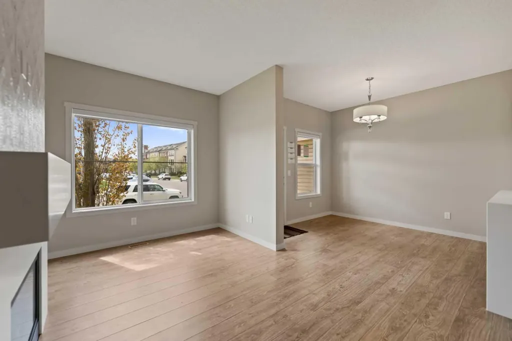 81 Copperpond Landing SE Calgary AB T2Z 1G6