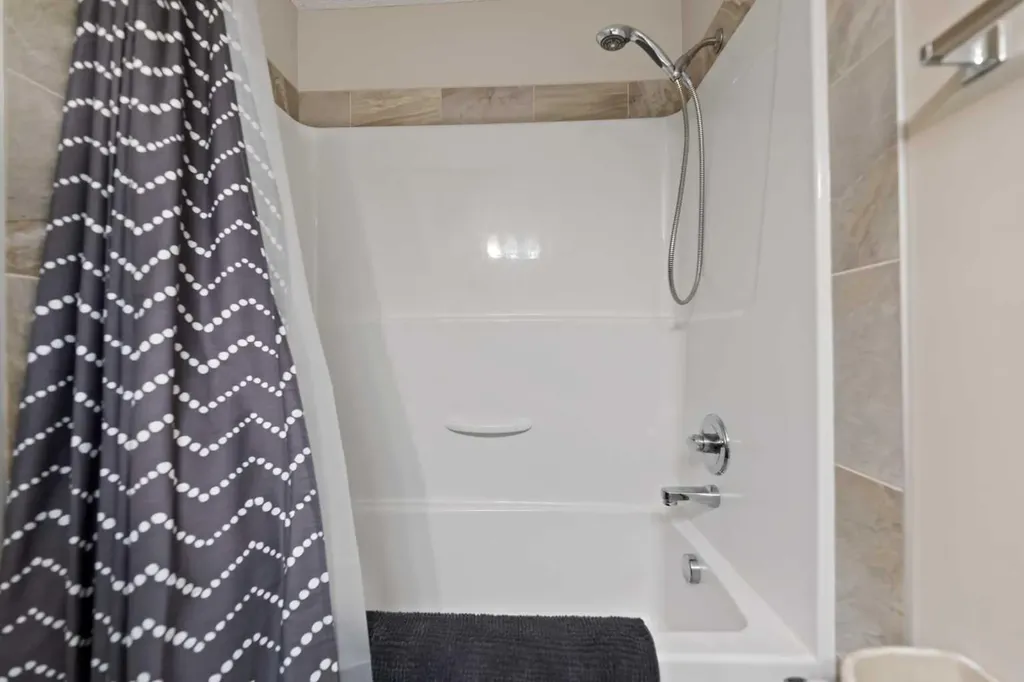 81 Copperpond Landing SE Calgary AB T2Z 1G6