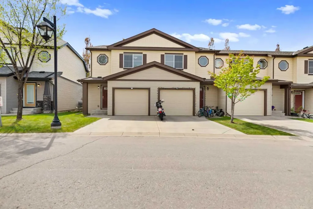 81 Copperpond Landing SE Calgary AB T2Z 1G6