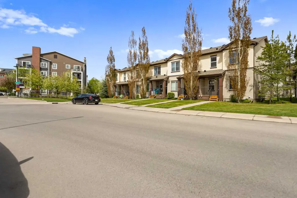 81 Copperpond Landing SE Calgary AB T2Z 1G6