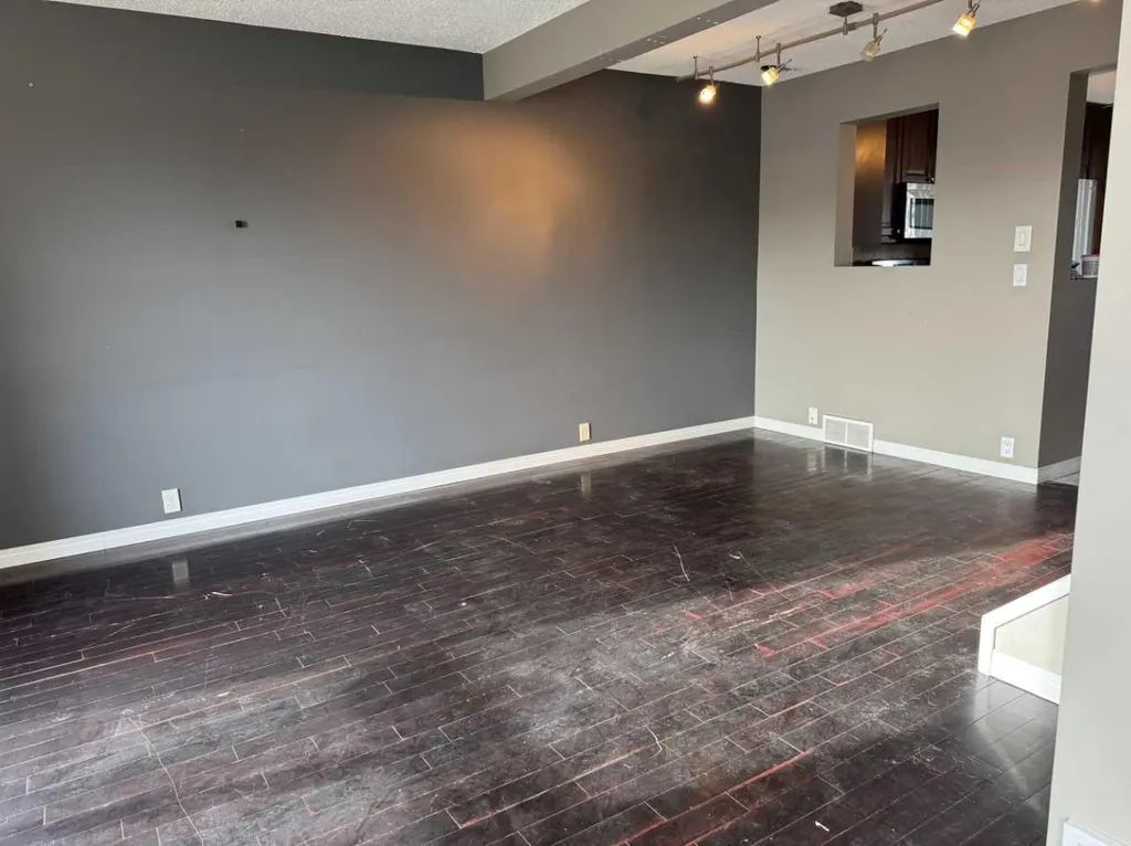 220 Erin Mount Crescent SE Calgary AB T2B 2T2
