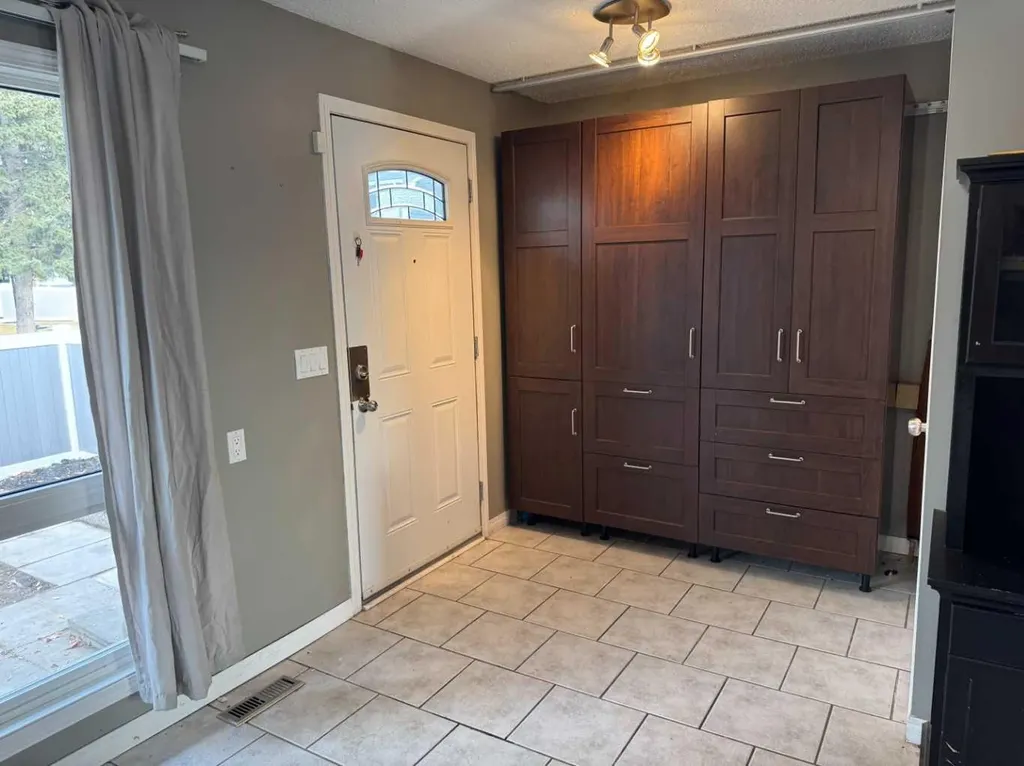 220 Erin Mount Crescent SE Calgary AB T2B 2T2