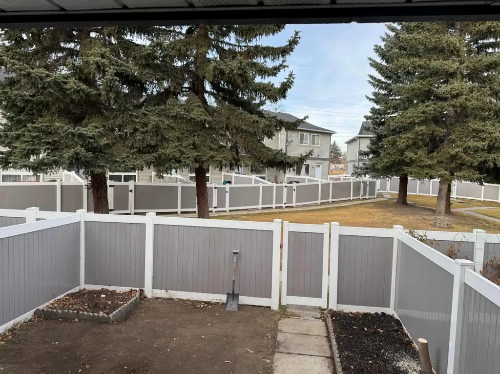 220 Erin Mount Crescent SE Calgary AB T2B 2T2