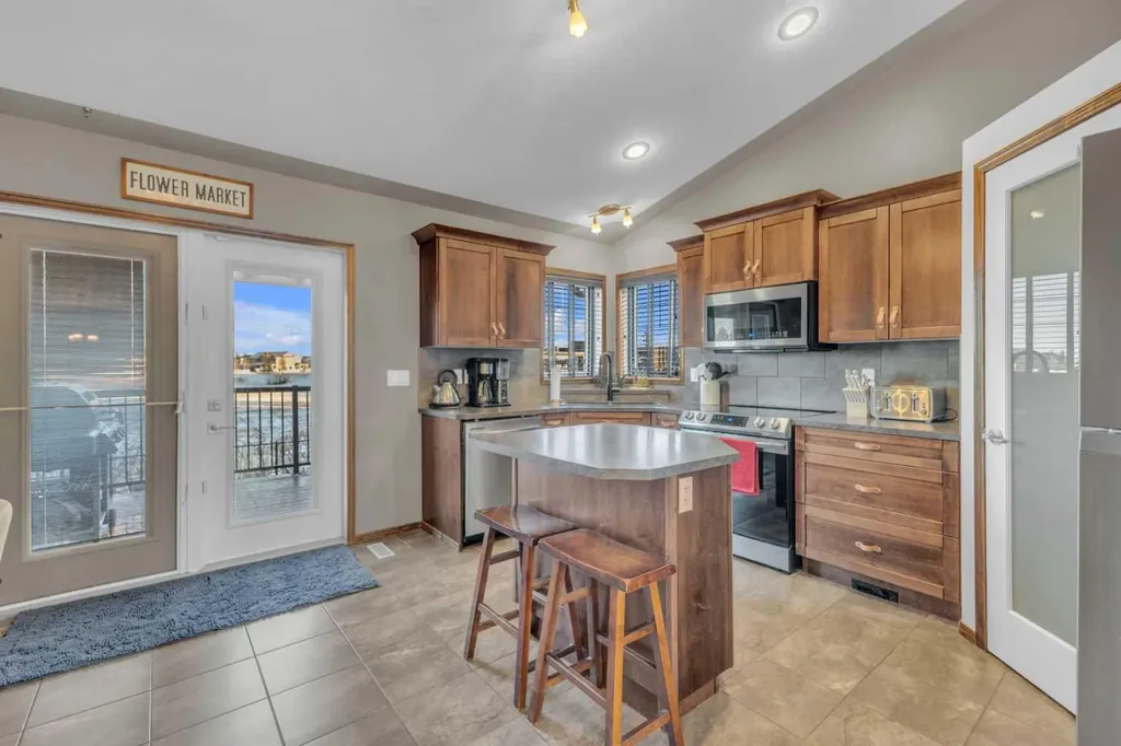 72 Rozier Close Sylvan Lake AB T4S 0B7