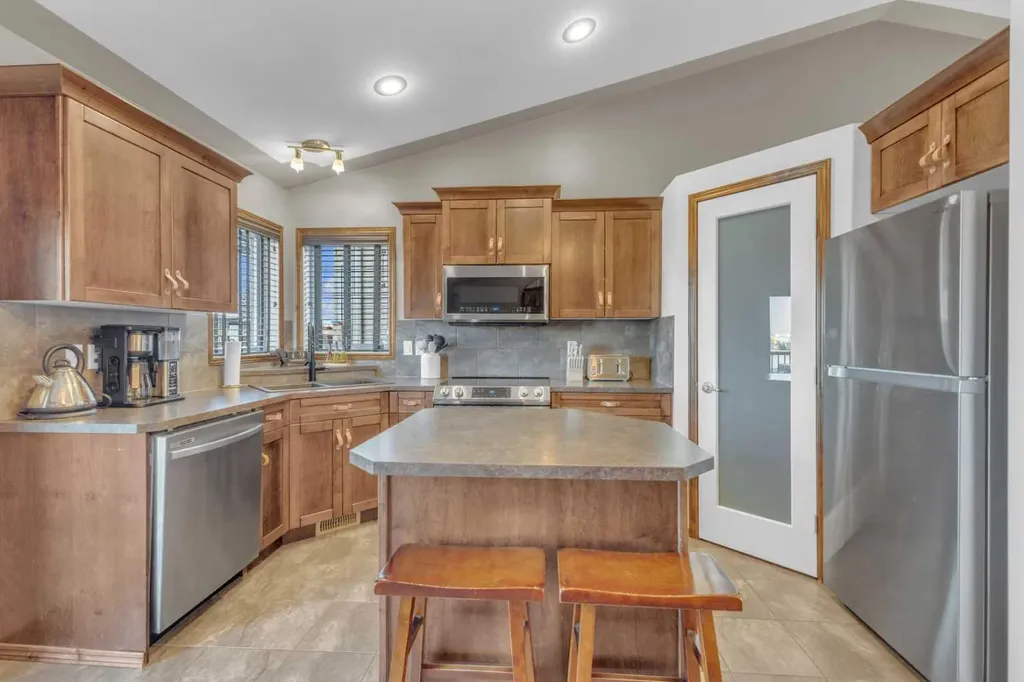 72 Rozier Close Sylvan Lake AB T4S 0B7