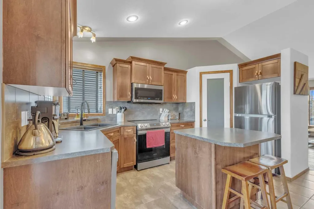 72 Rozier Close Sylvan Lake AB T4S 0B7