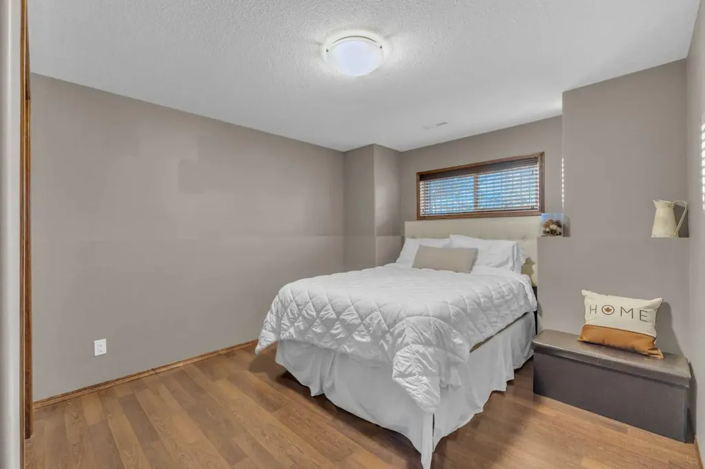 72 Rozier Close Sylvan Lake AB T4S 0B7