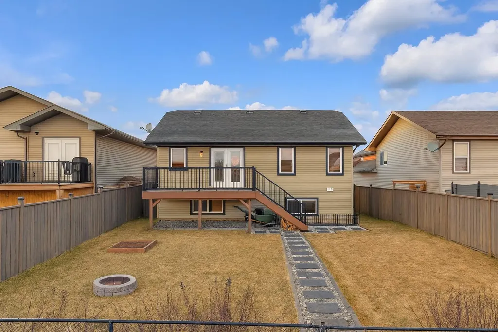 72 Rozier Close Sylvan Lake AB T4S 0B7