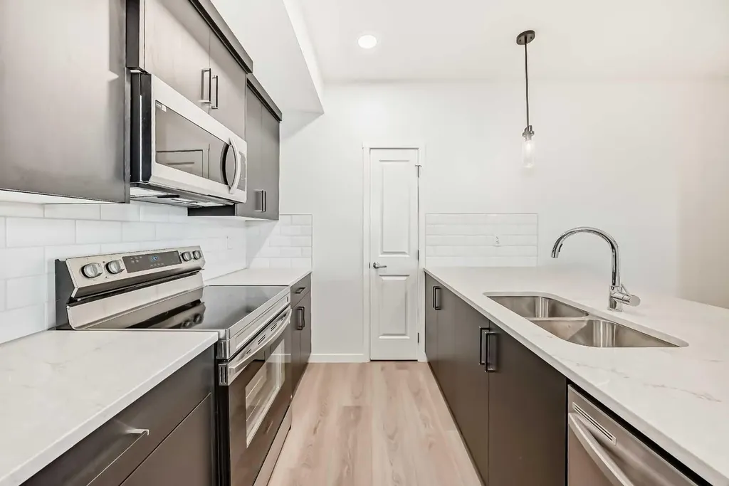 245 Edith Place NW Calgary AB T3R 2M7