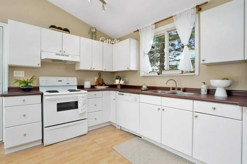 8 Sunnyside Drive Rural Ponoka County AB T0C 2J0