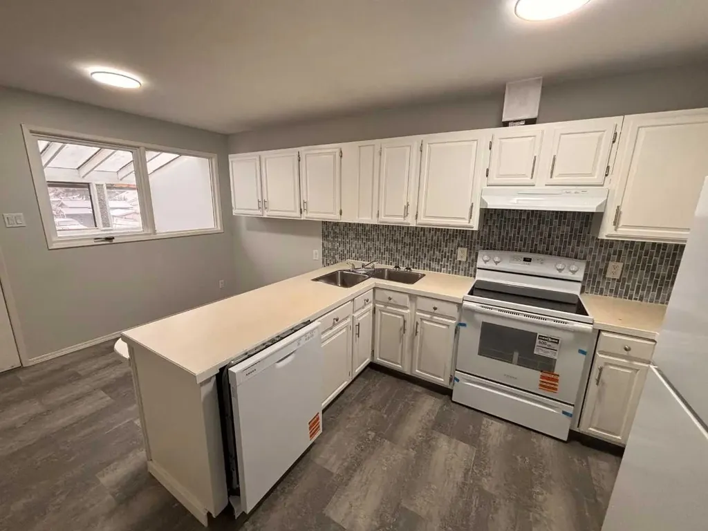1108 10 Avenue N Lethbridge AB T1H 1K1