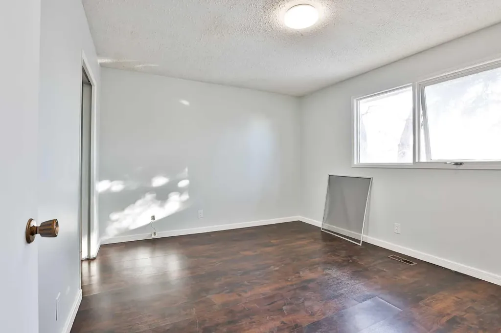 1108 10 Avenue N Lethbridge AB T1H 1K1