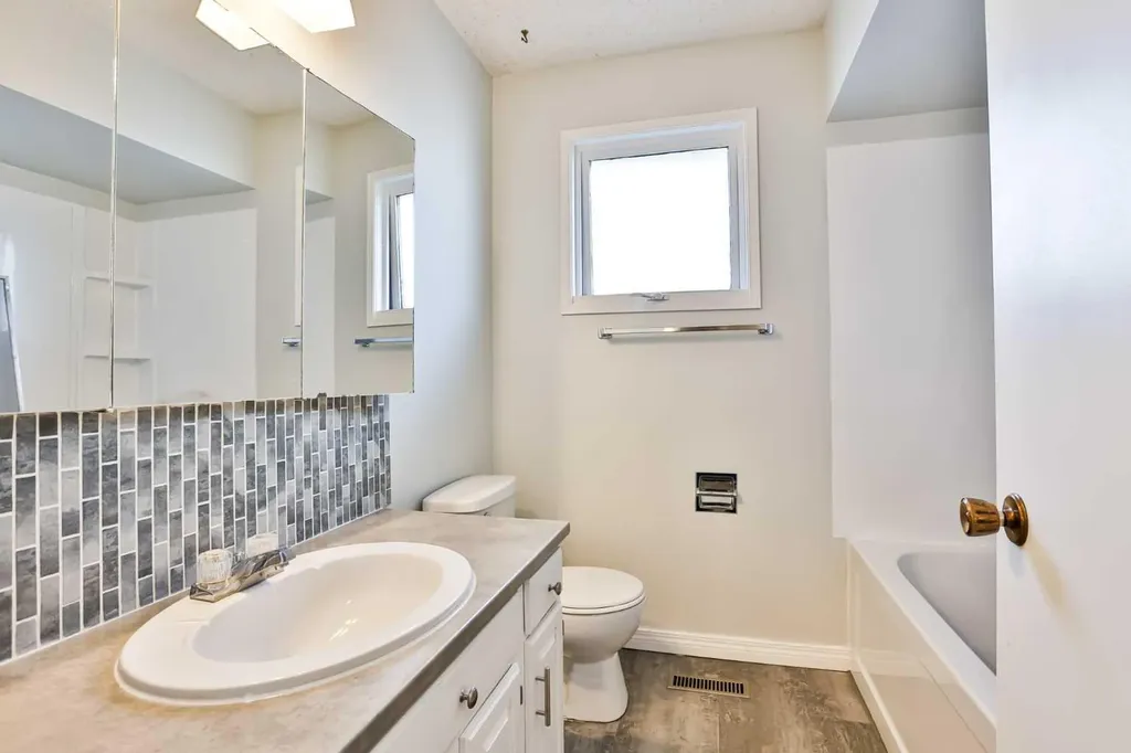 1108 10 Avenue N Lethbridge AB T1H 1K1