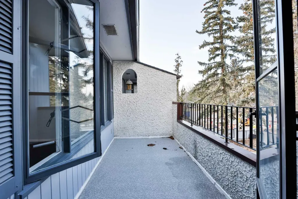 1108 10 Avenue N Lethbridge AB T1H 1K1
