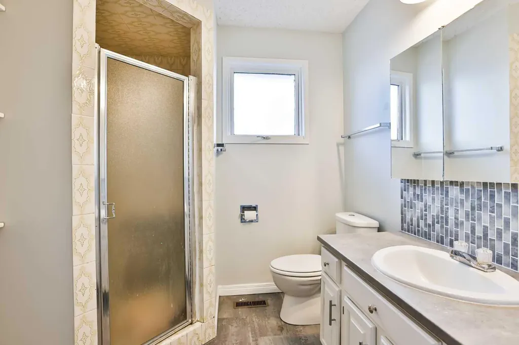 1108 10 Avenue N Lethbridge AB T1H 1K1