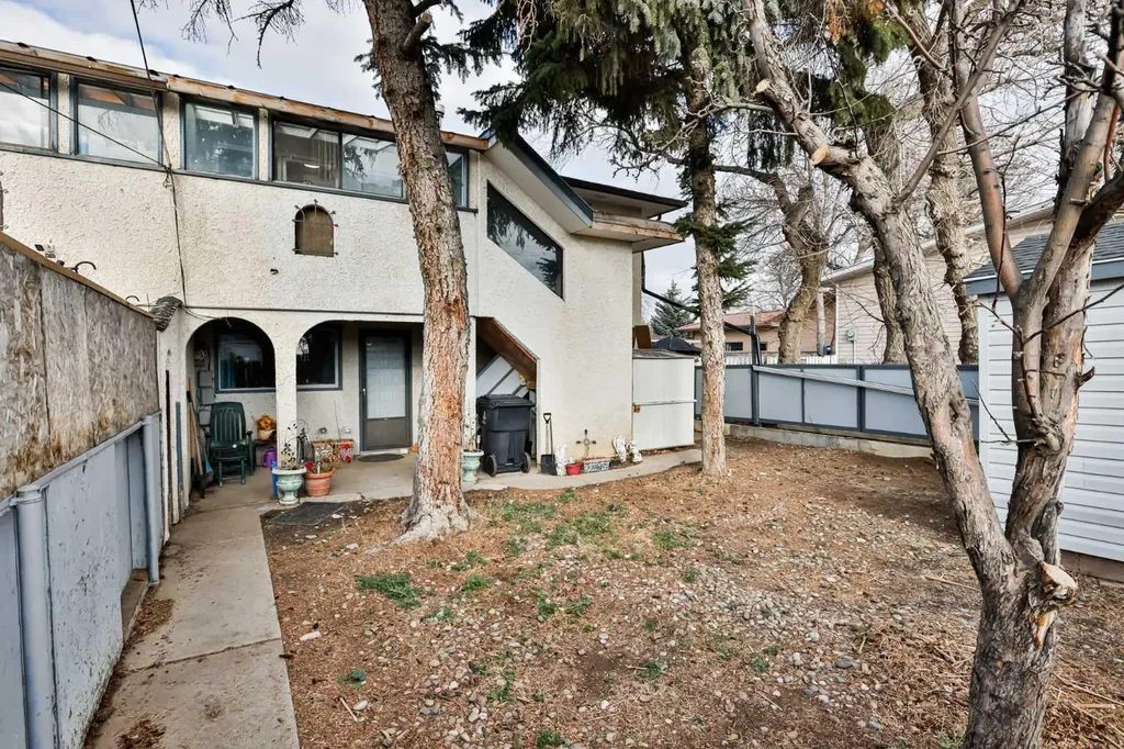 1108 10 Avenue N Lethbridge AB T1H 1K1