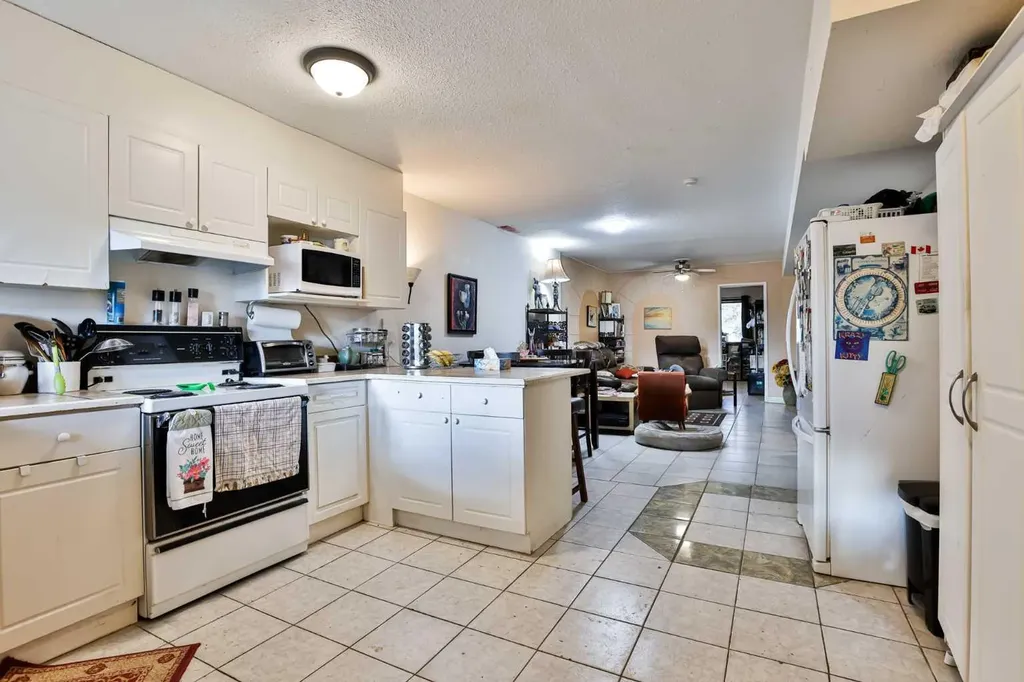 1108 10 Avenue N Lethbridge AB T1H 1K1
