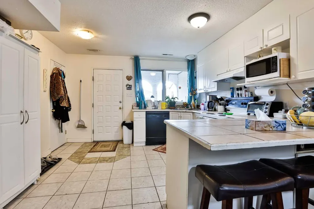 1108 10 Avenue N Lethbridge AB T1H 1K1