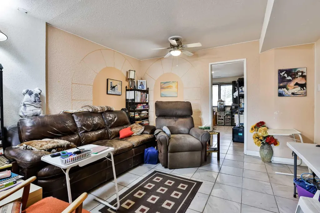 1108 10 Avenue N Lethbridge AB T1H 1K1