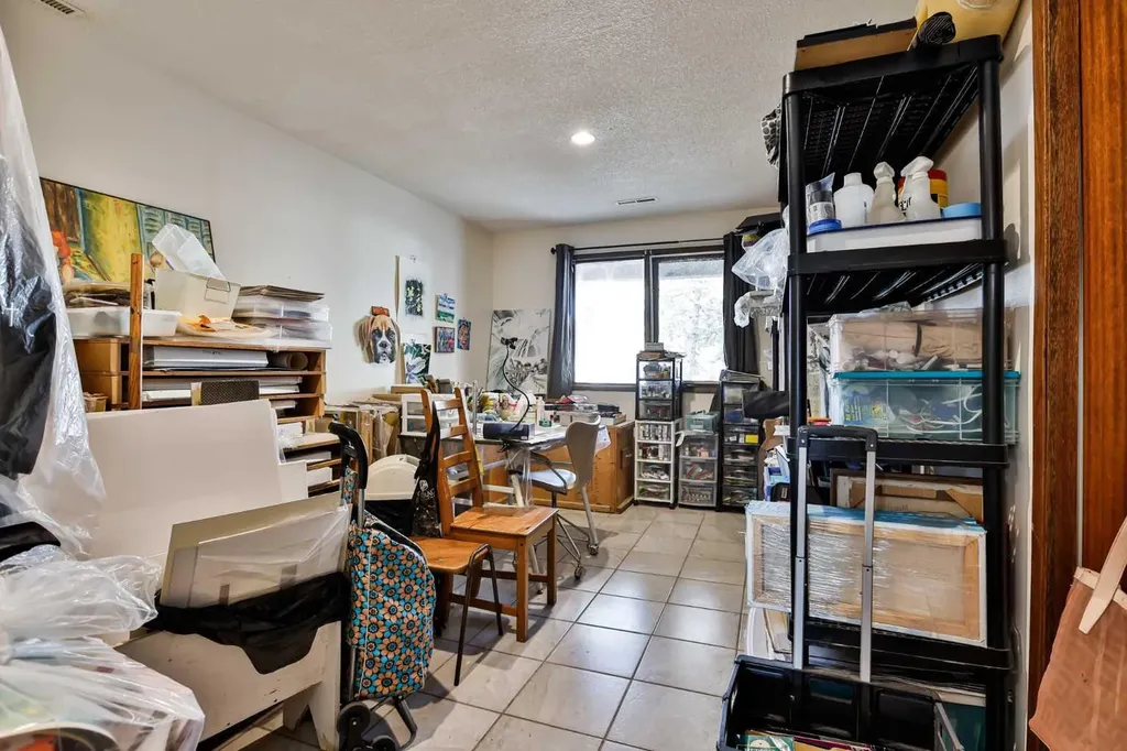 1108 10 Avenue N Lethbridge AB T1H 1K1